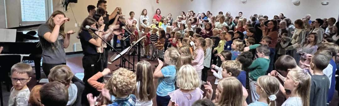 chapel photo of students singing